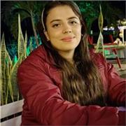 Profesora de química que imparte clase para niños y jóvenes de todas las edades